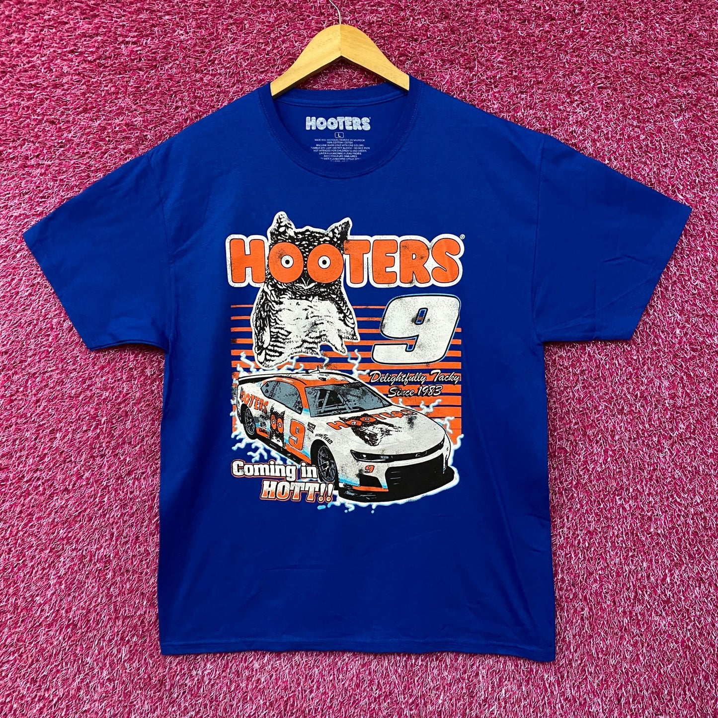 Hooters Coming In Hot Delightfully Tacky Since 1983 T-Shirt Large