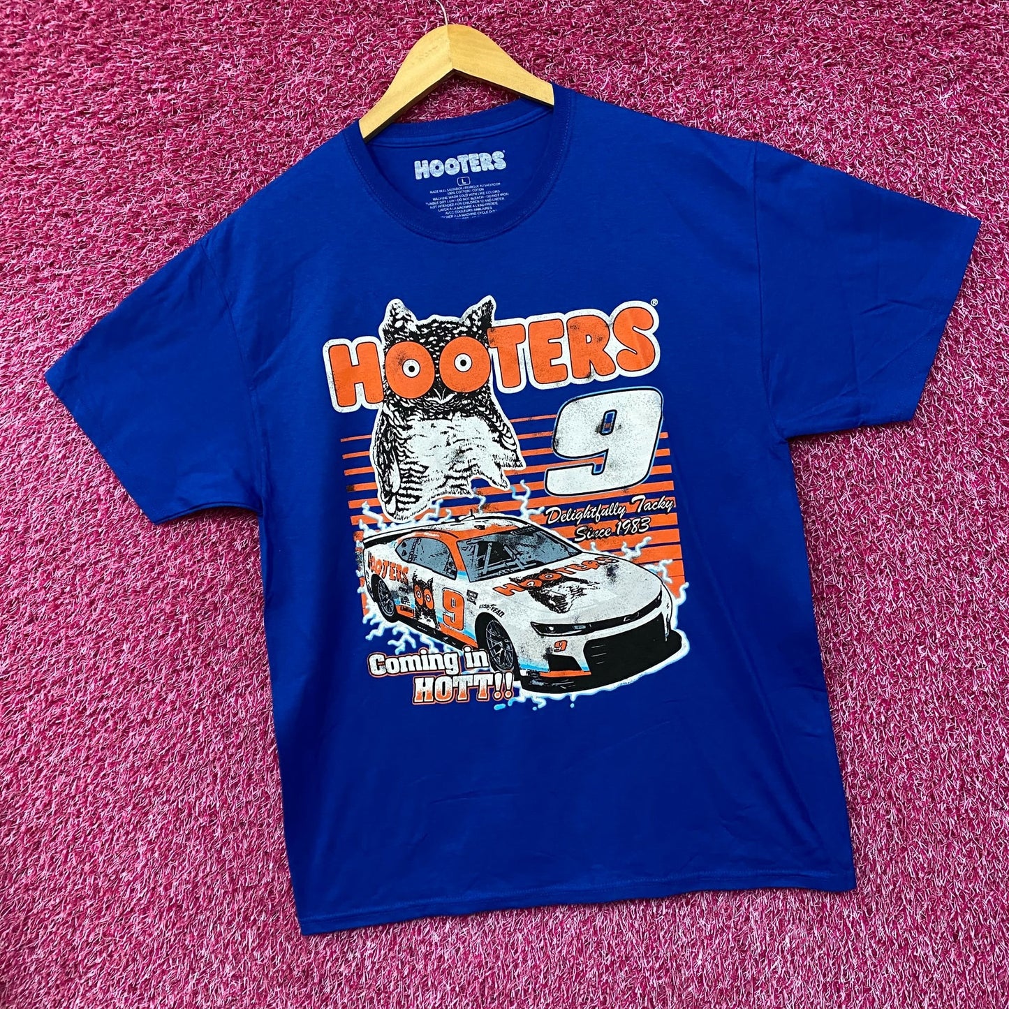 Hooters Coming In Hot Delightfully Tacky Since 1983 T-Shirt Large