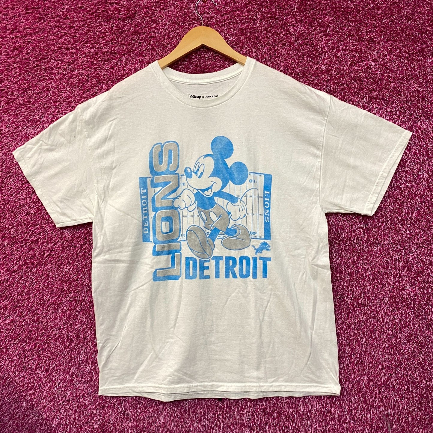 Disney x Junk Food NFL Detroit Lions Mickey Mouse Field T-Shirt Large