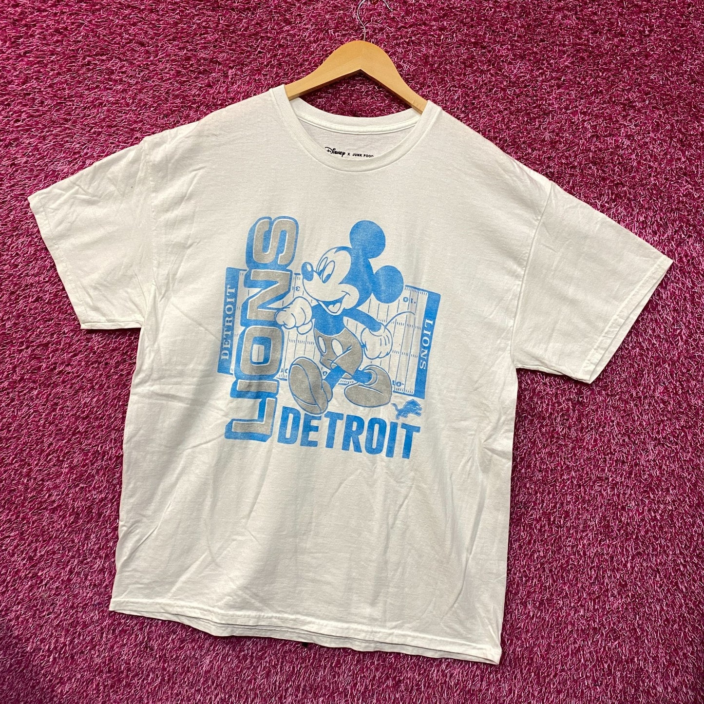 Disney x Junk Food NFL Detroit Lions Mickey Mouse Field T-Shirt Large
