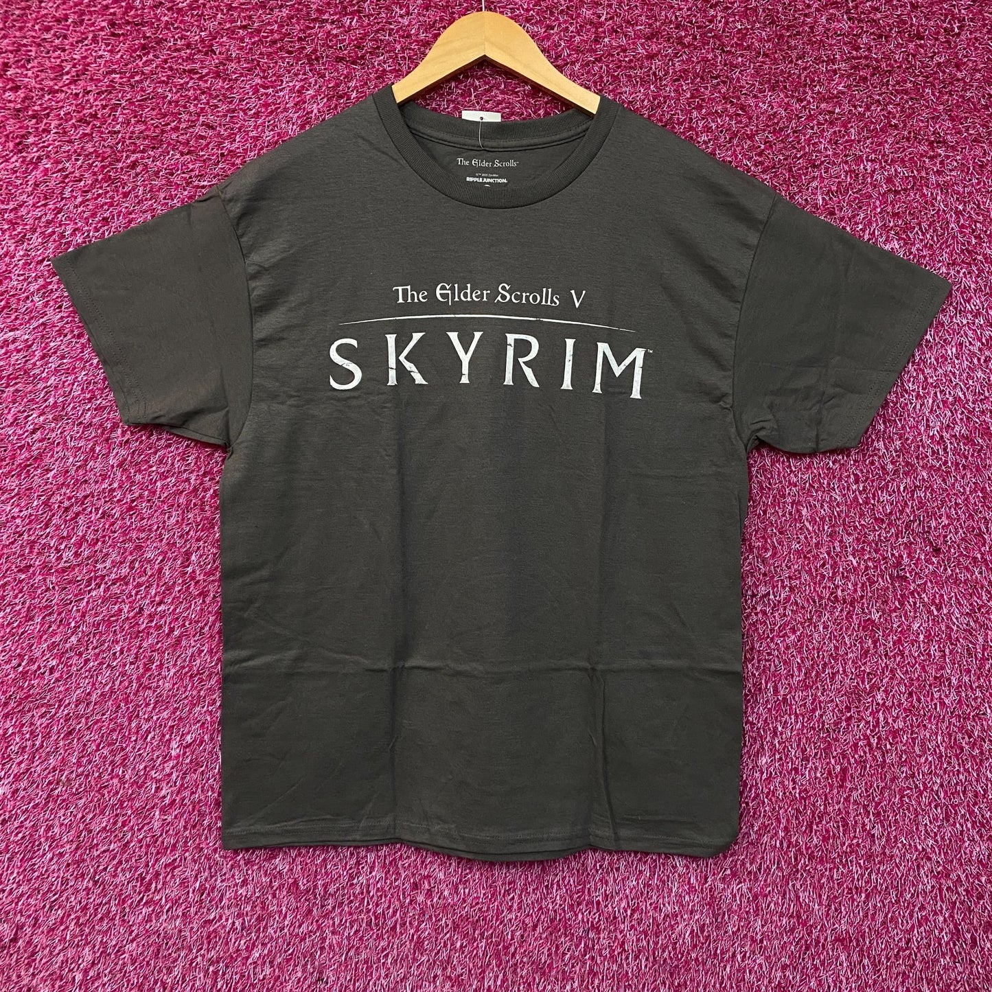The Elder Scrolls V: Skyrim Logo Graphic T-Shirt Large