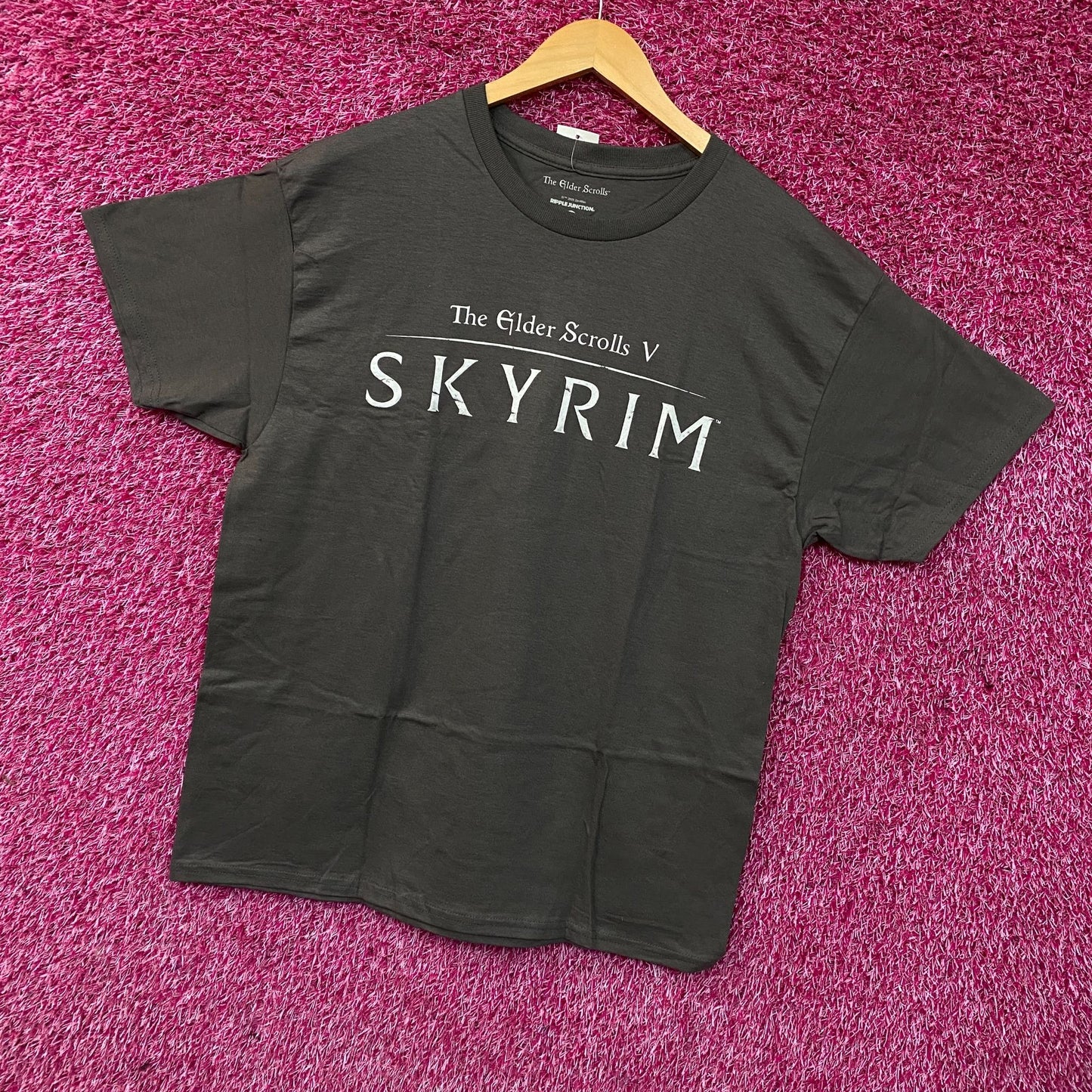 The Elder Scrolls V: Skyrim Logo Graphic T-Shirt Large