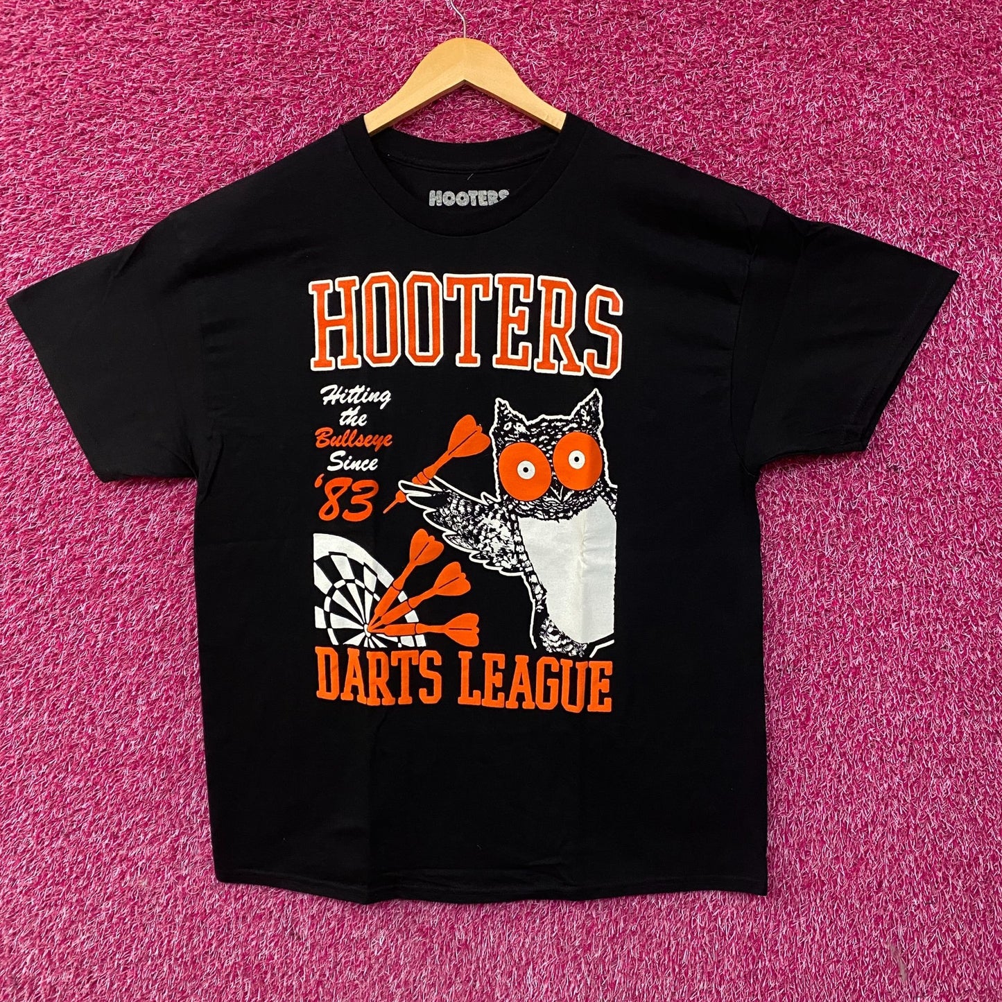 Hooters Darts League Hitting the Bullseye Since '83 Graphic T-shirt XL