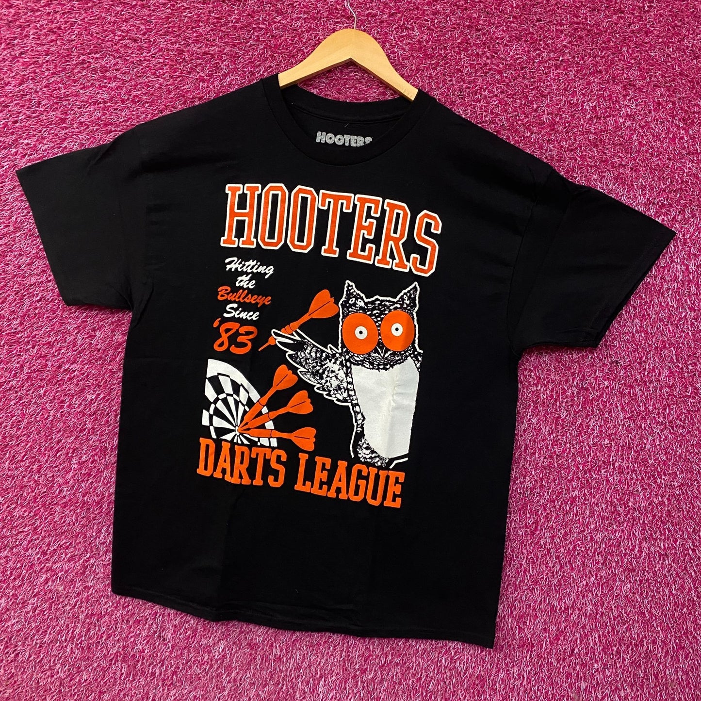 Hooters Darts League Hitting the Bullseye Since '83 Graphic T-shirt XL
