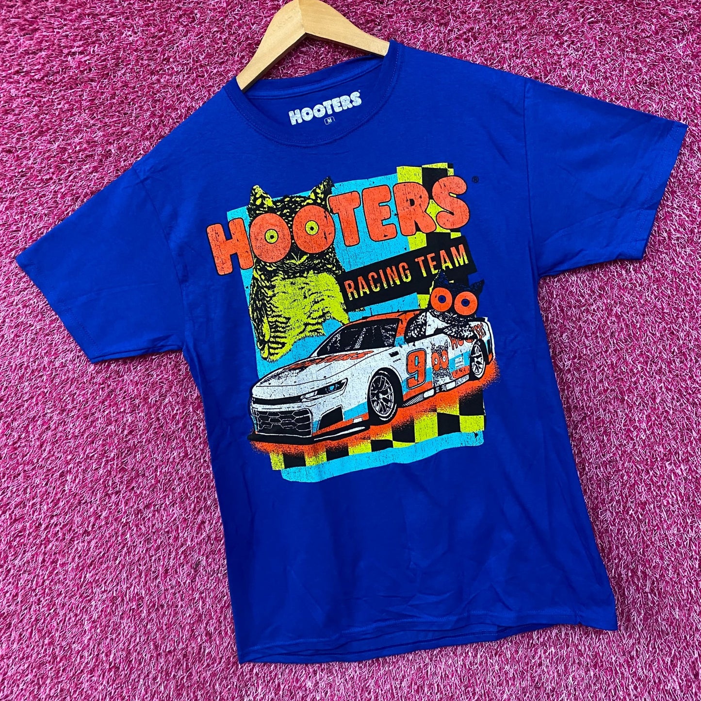 Hooters Racing Team Race Car Number 9 Graphic Design T-Shirt Medium
