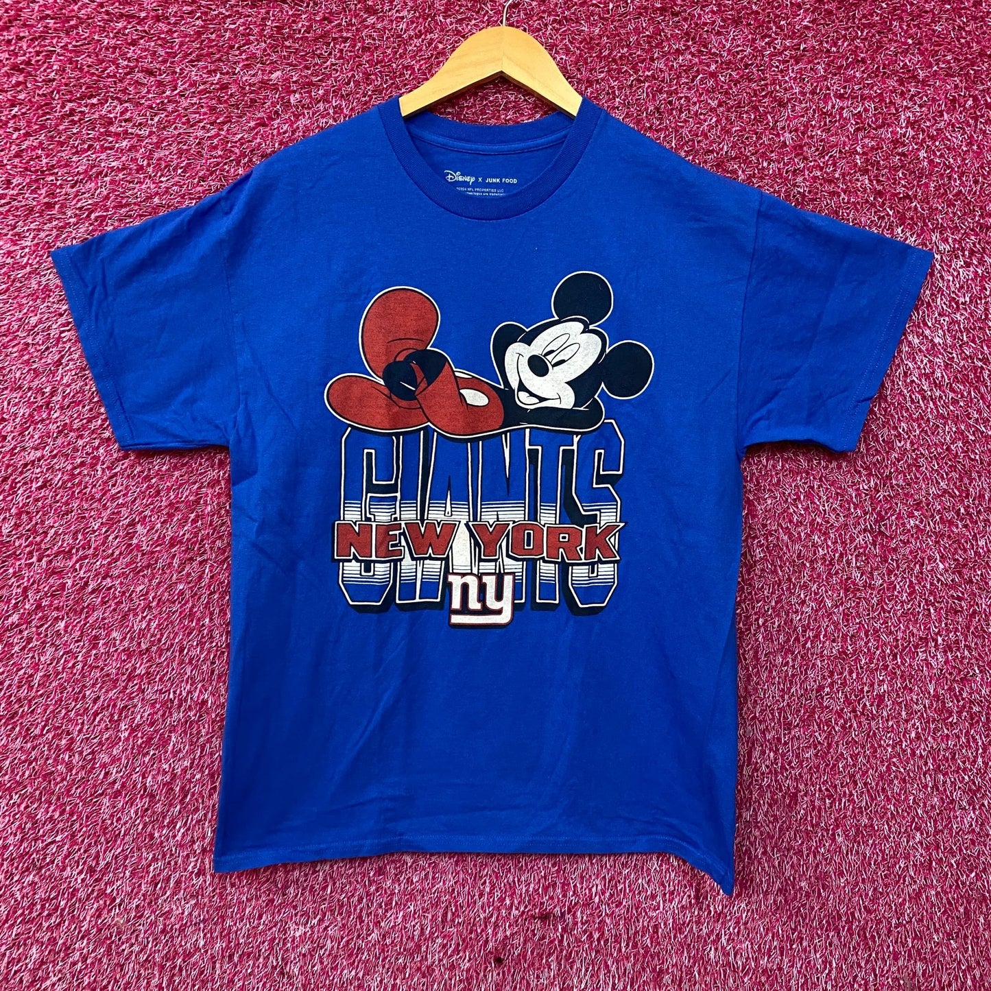 Disney x Junk Food NFL New York Giants Mickey Mouse Kick Back T-Shirt Medium