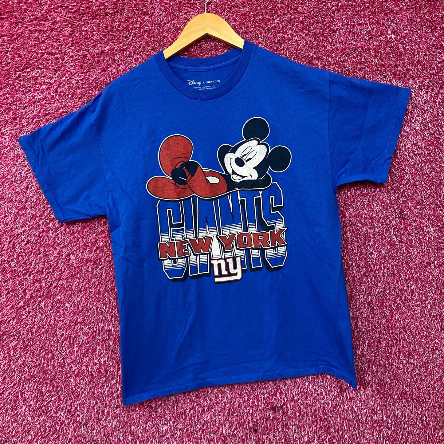 Disney x Junk Food NFL New York Giants Mickey Mouse Kick Back T-Shirt Medium