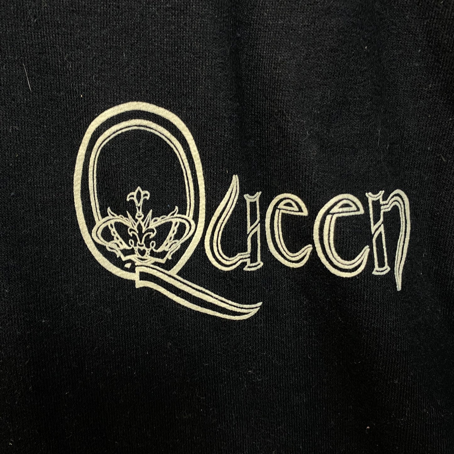 Queen Classic Crest Graphic Pullover Hoodie XS