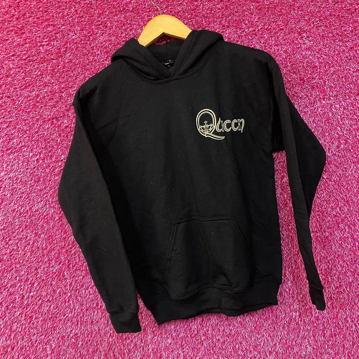 Queen Classic Crest Graphic Pullover Hoodie XS