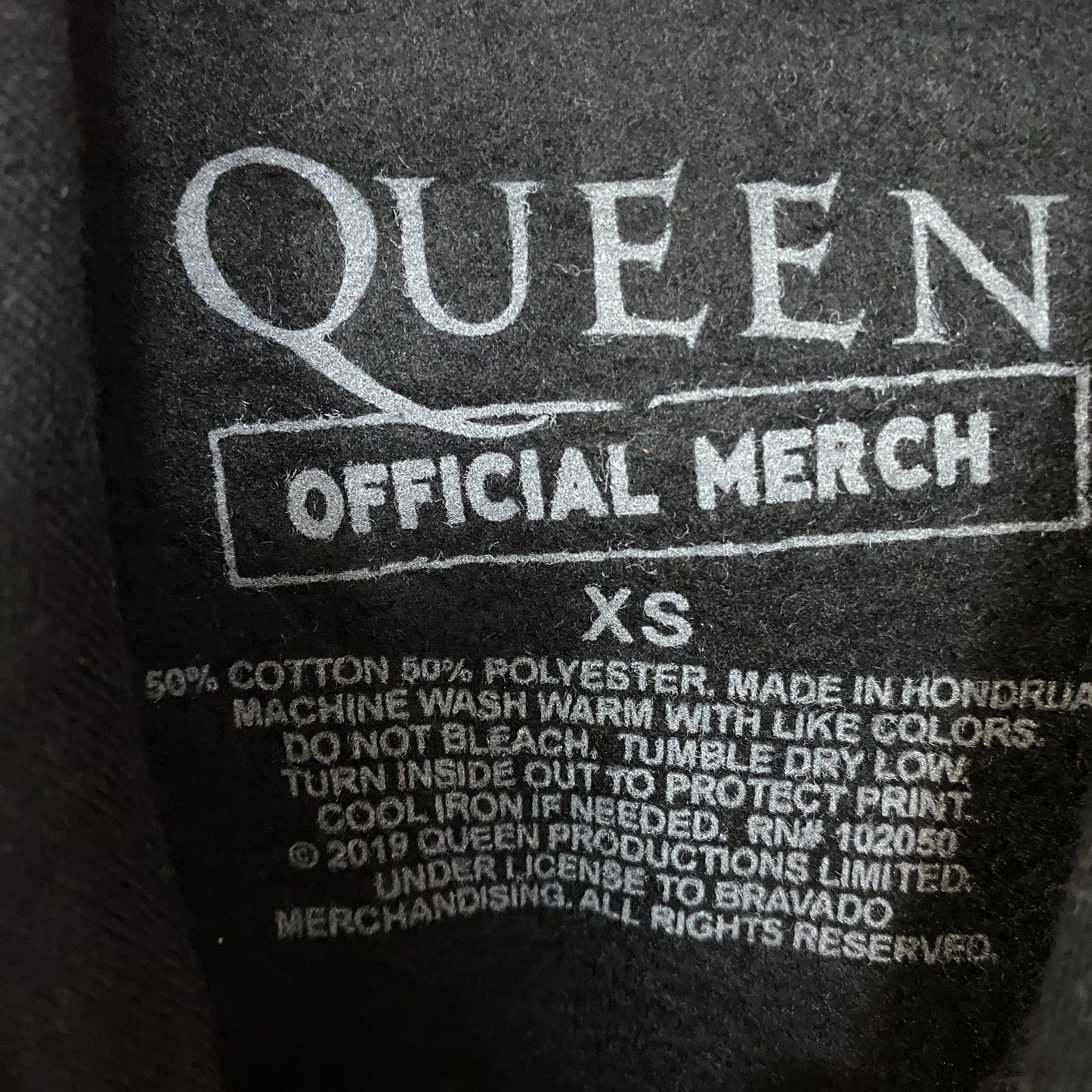 Queen Classic Crest Graphic Pullover Hoodie XS