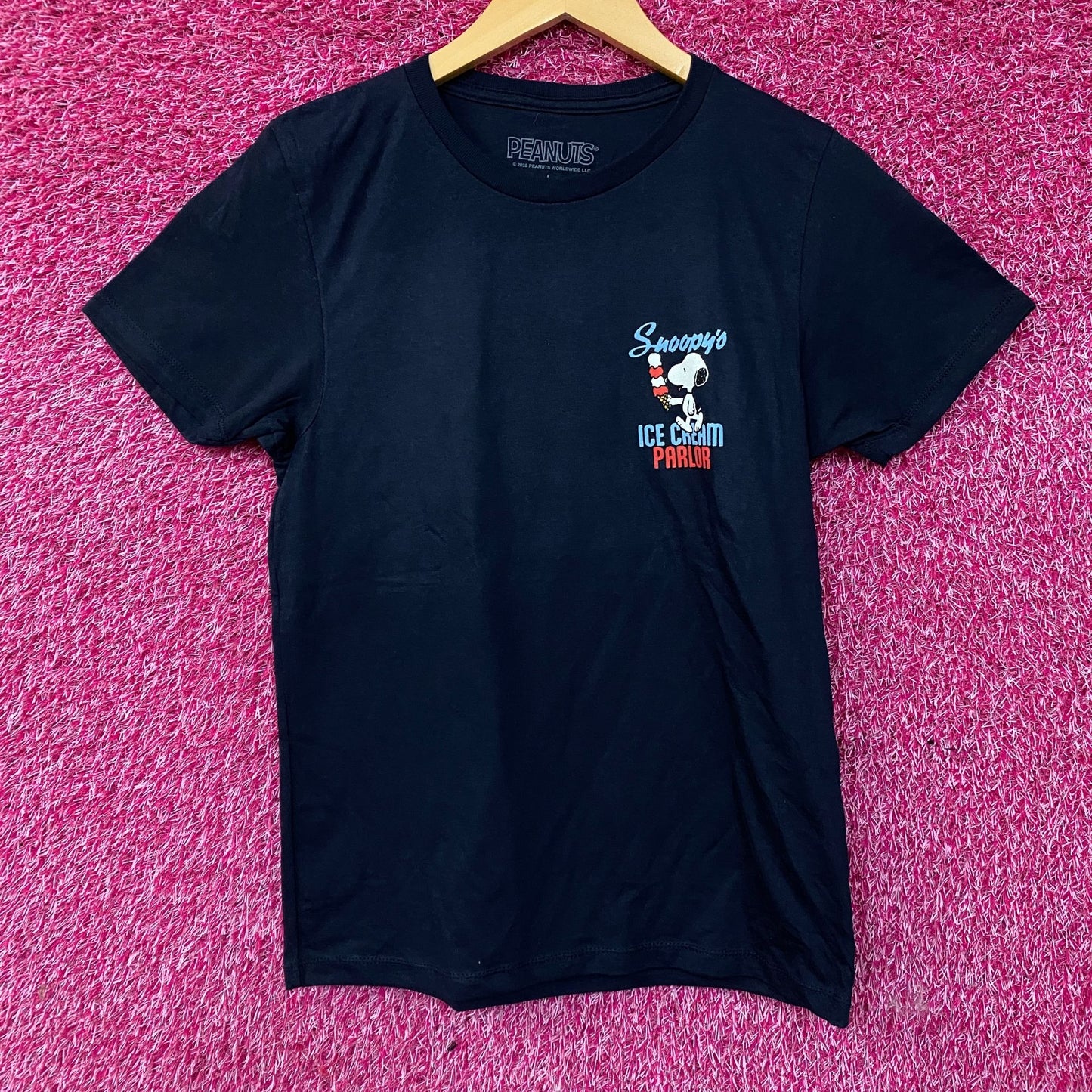 Peanuts Snoopy Ice Cream Parlor Graphic Tee Large