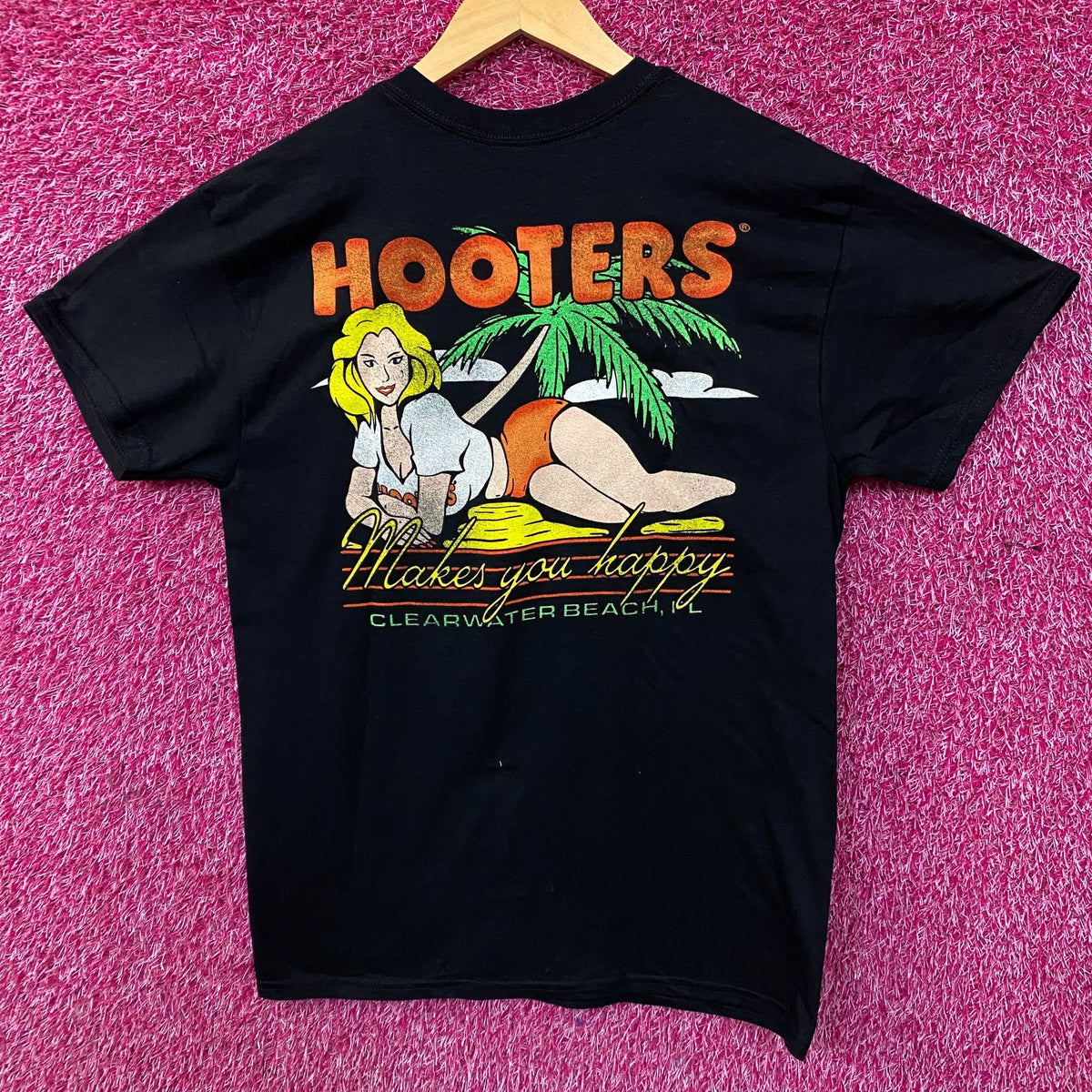 Hooters "Makes You Happy" Clearwater Beach Graphic T-shirt Medium