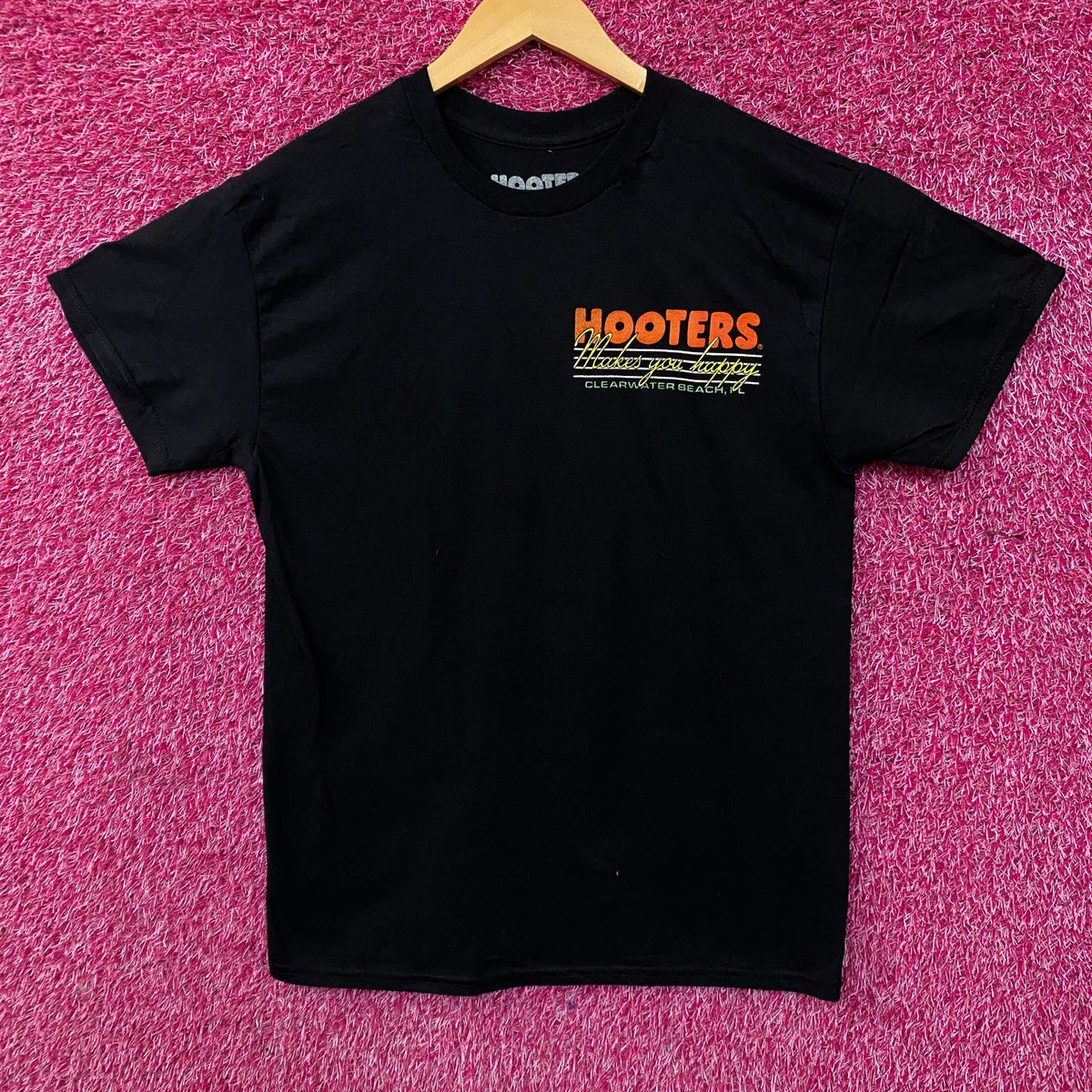 Hooters "Makes You Happy" Clearwater Beach Graphic T-shirt Medium