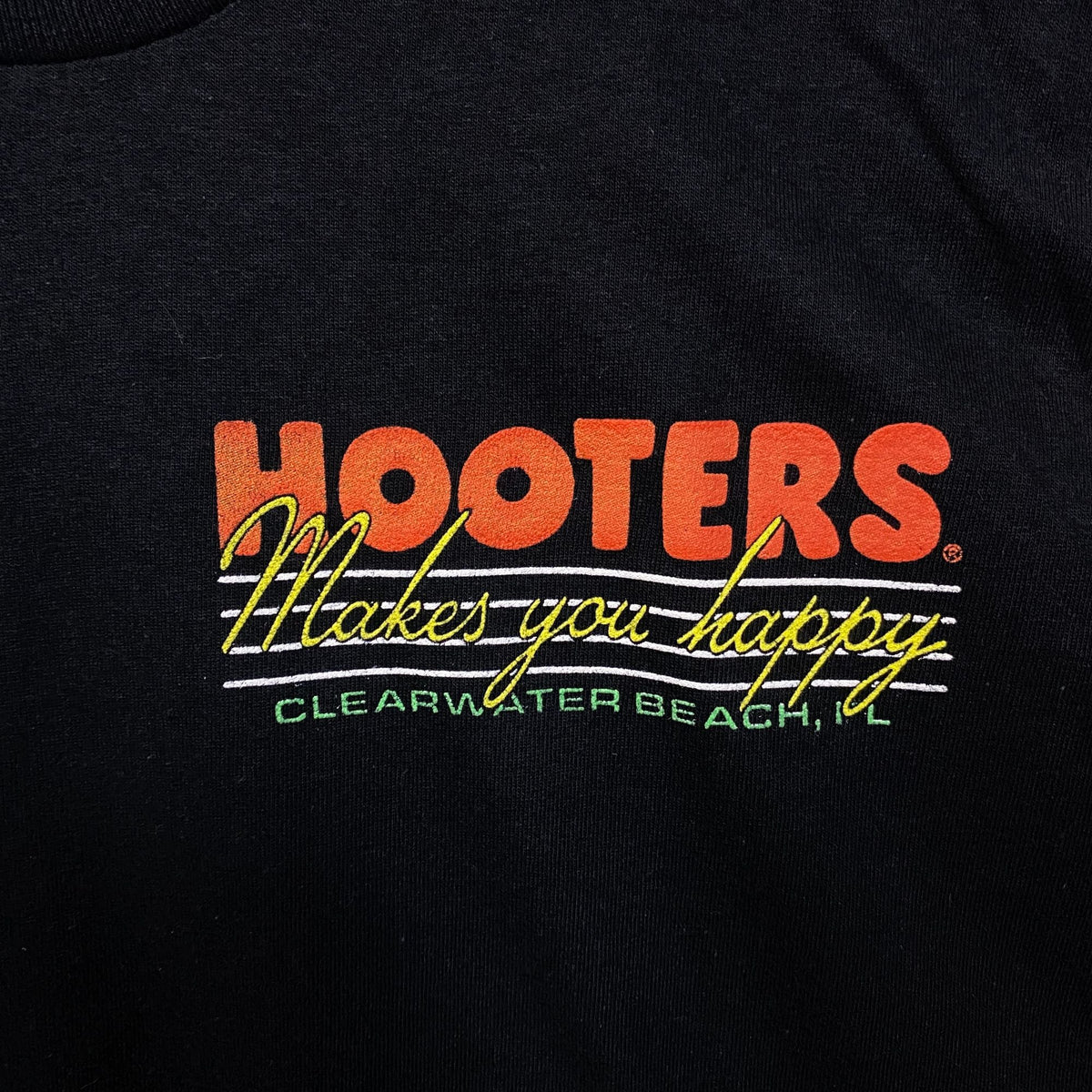 Hooters "Makes You Happy" Clearwater Beach Graphic T-shirt Medium