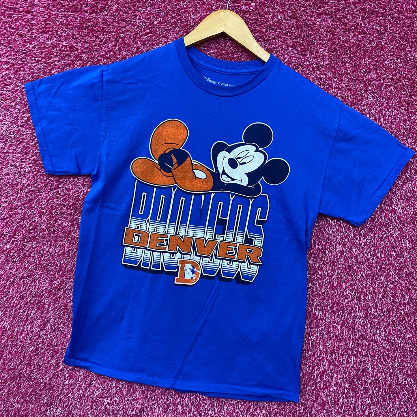 Disney x Junk Food NFL Denver Broncos Mickey Mouse Kick Back T-Shirt Small