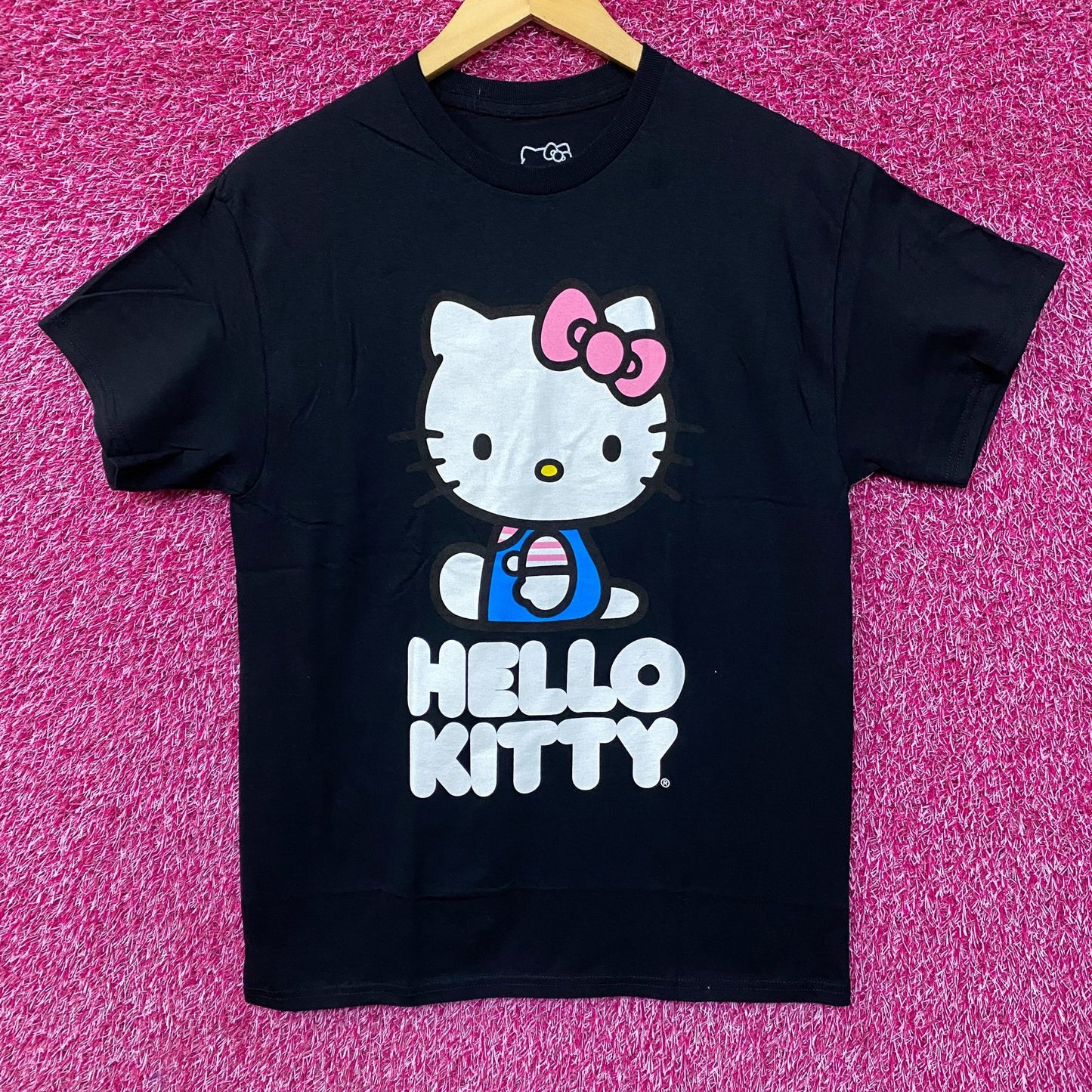 Sanrio Hello Kitty Kawaii Graphic Design T-Shirt Small