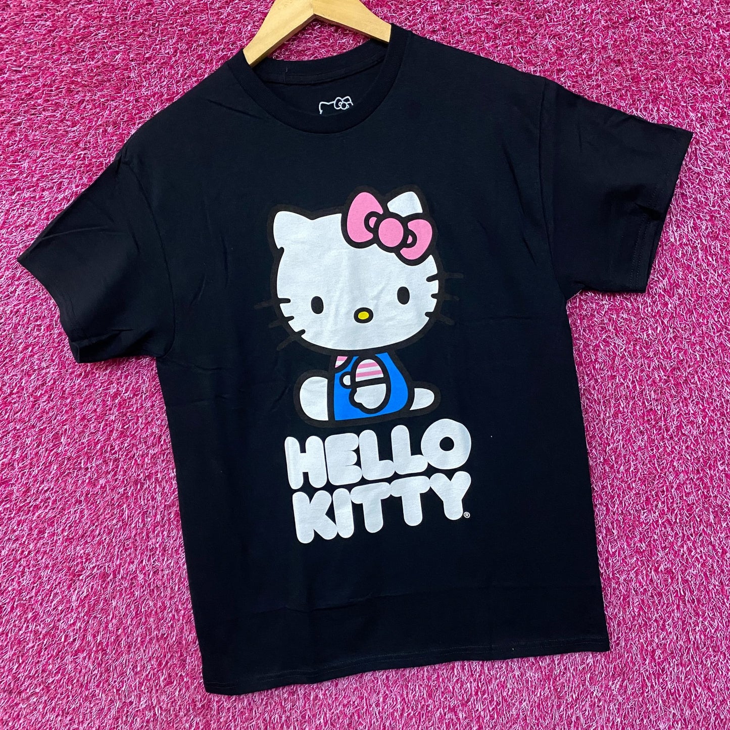 Sanrio Hello Kitty Kawaii Graphic Design T-Shirt Small