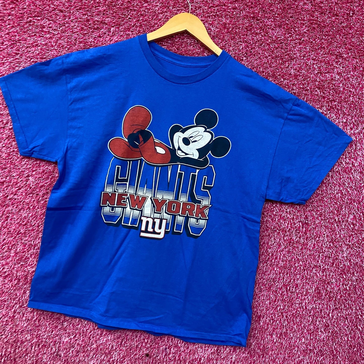 Disney x Junk Food NFL New York Giants Mickey Mouse Kick Back T-Shirt Large