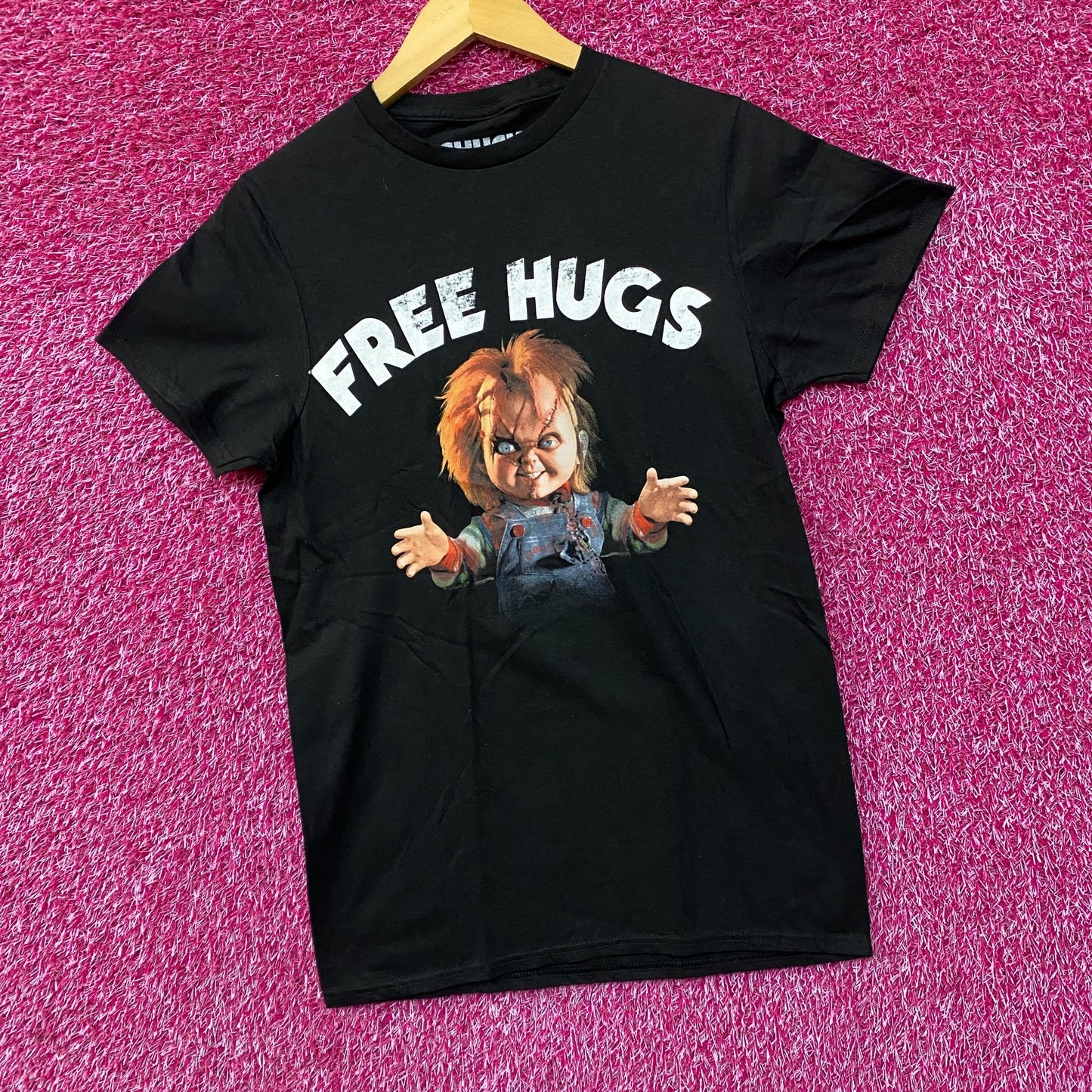 Chucky Free Hugs Horror Graphic Design T-Shirt Small