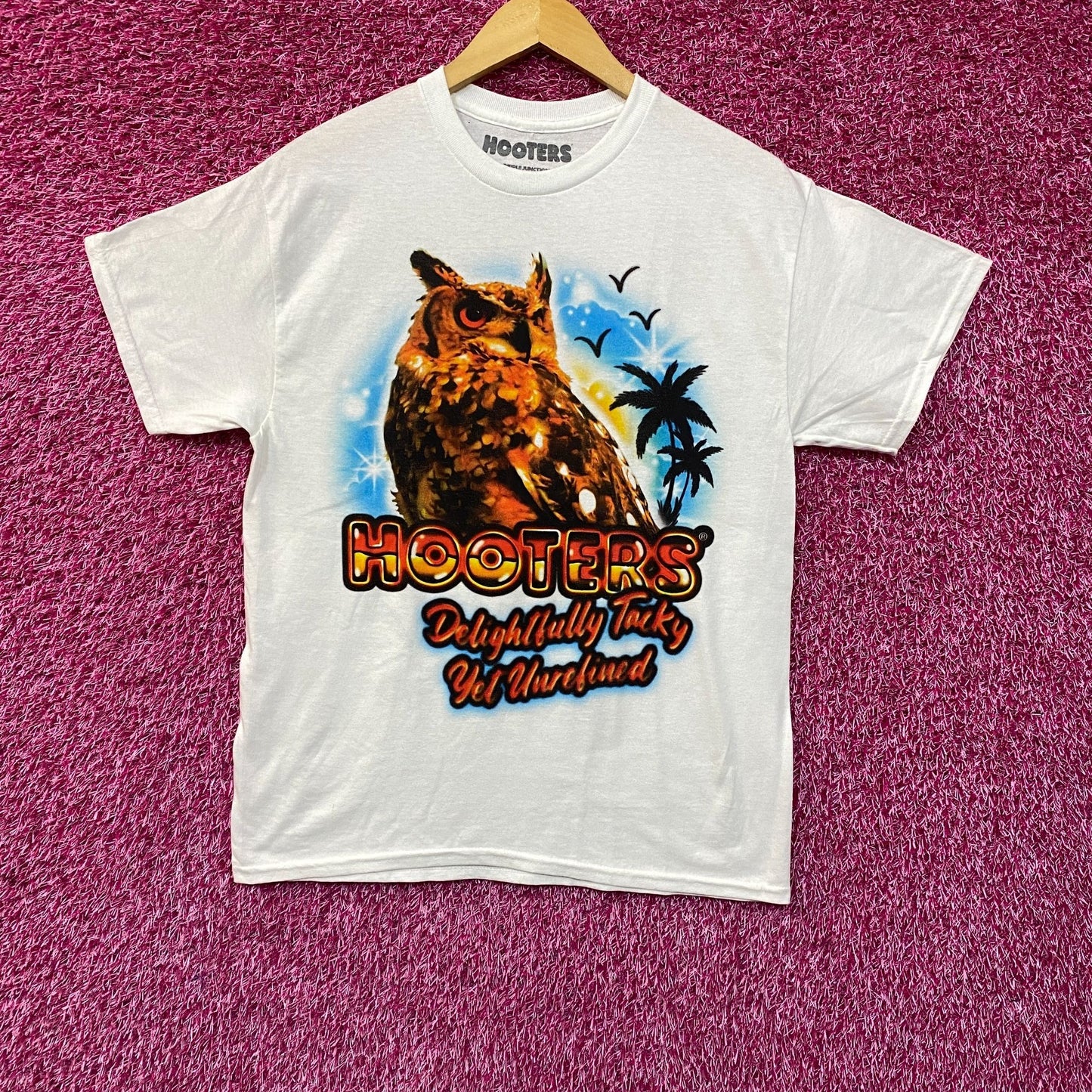 Hooters Delightfully Tacky Yet Unrefined T-Shirt Medium