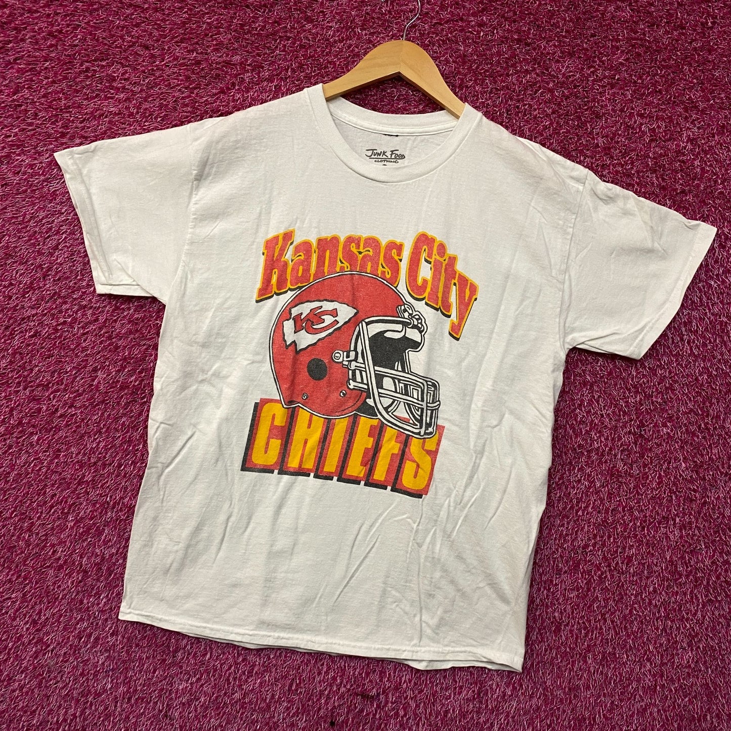 NFL Kansas City Chief Vintage Style Helmet Logo Football T-Shirt Medium