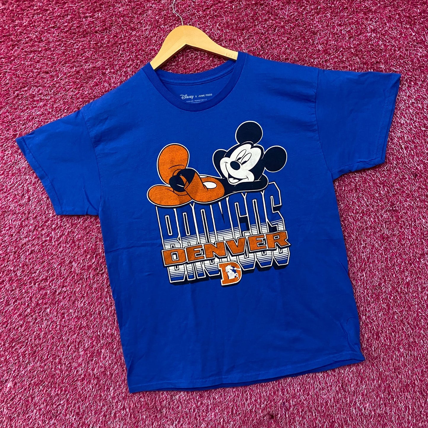 Disney x Junk Food NFL Denver Broncos Mickey Mouse Kick Back T-Shirt Medium