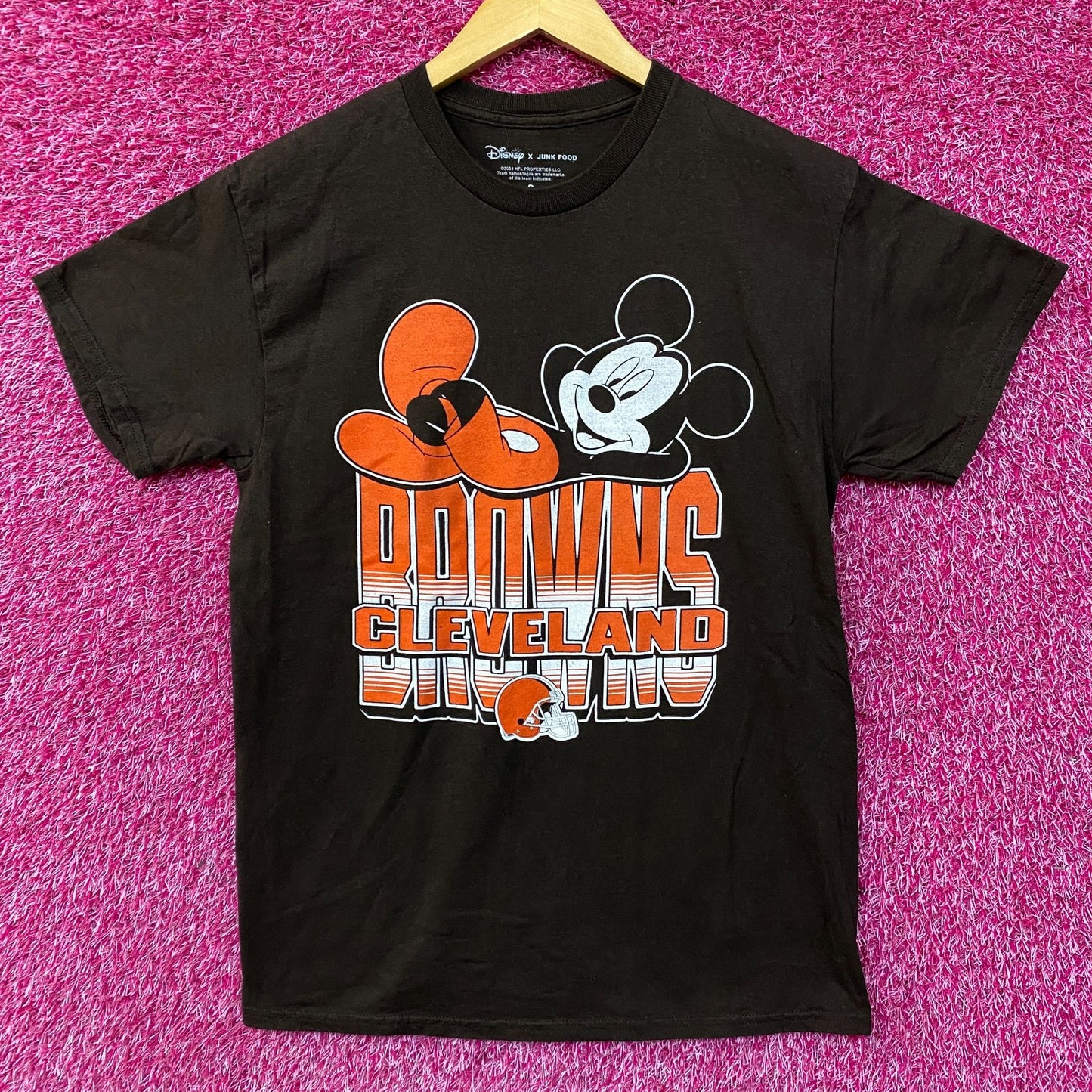 Junk Food x NFL Disney Mickey Mouse Kick Back Browns Cleveland Brown Shirt Small