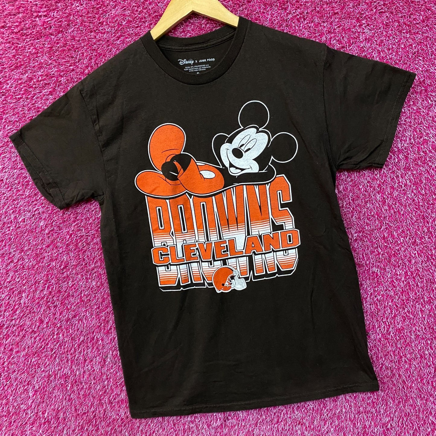 Junk Food x NFL Disney Mickey Mouse Kick Back Browns Cleveland Brown Shirt Small