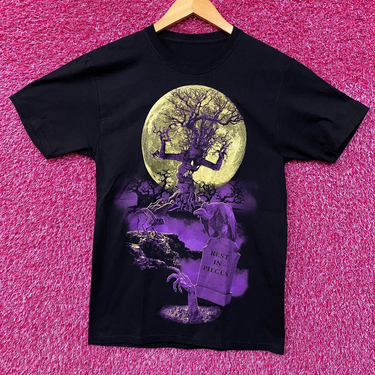Rest In Pieces Halloween Graveyard Scene T-Shirt Medium