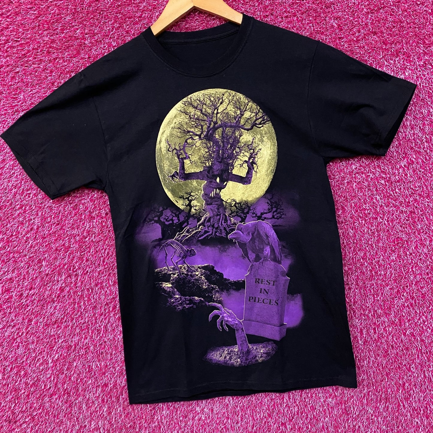 Rest In Pieces Halloween Graveyard Scene T-Shirt Medium