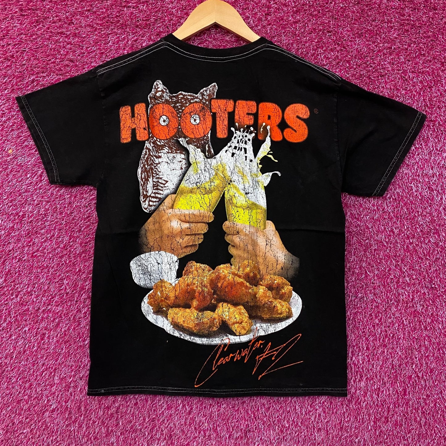 Hooters Clearwater Promotional Graphic T-Shirt Medium