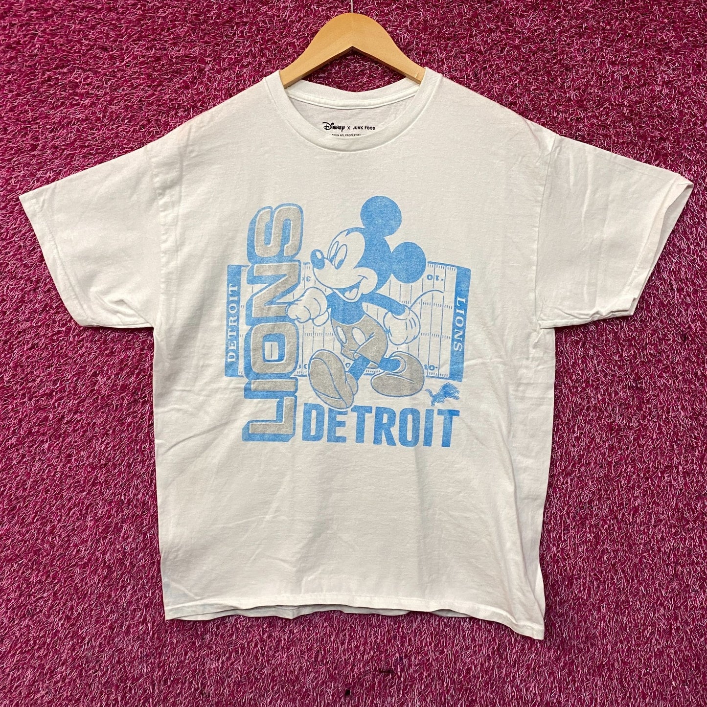 Disney x Junk Food NFL Detroit Lions Mickey Mouse Field T-Shirt Medium