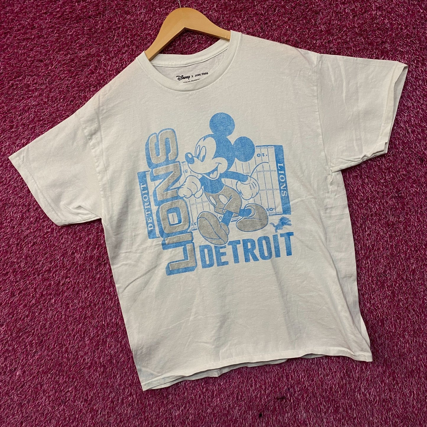Disney x Junk Food NFL Detroit Lions Mickey Mouse Field T-Shirt Medium