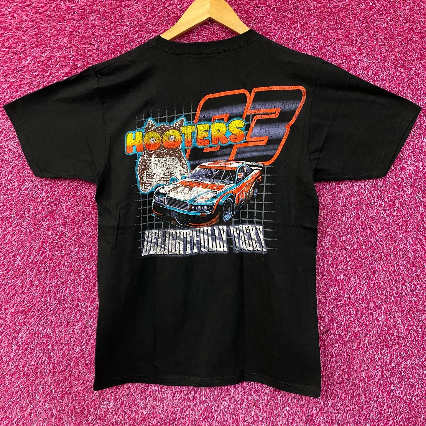Hooters Racing Team 83 Delightfully Tacky Tailgate T-Shirt Medium