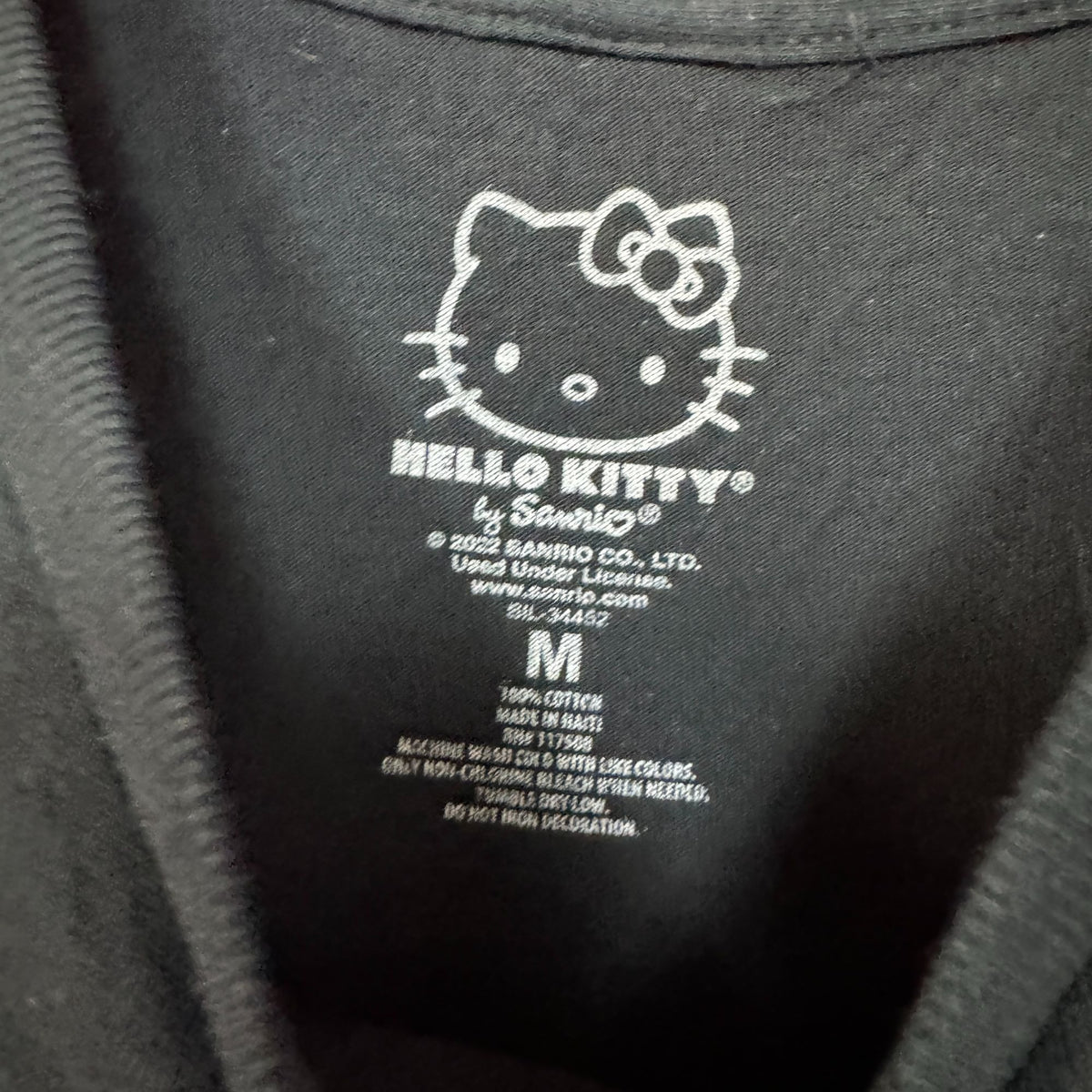 Hello Kitty Sitting Sideways Kawaii Anime Sanrio Tee M