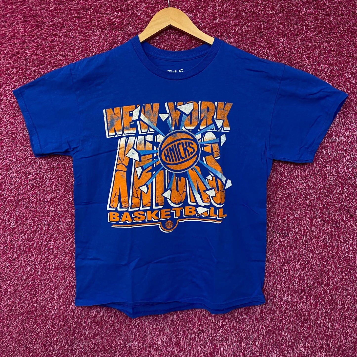 Junk Food Clothing NBA New York Knicks Break Through Graphic Tee Medium