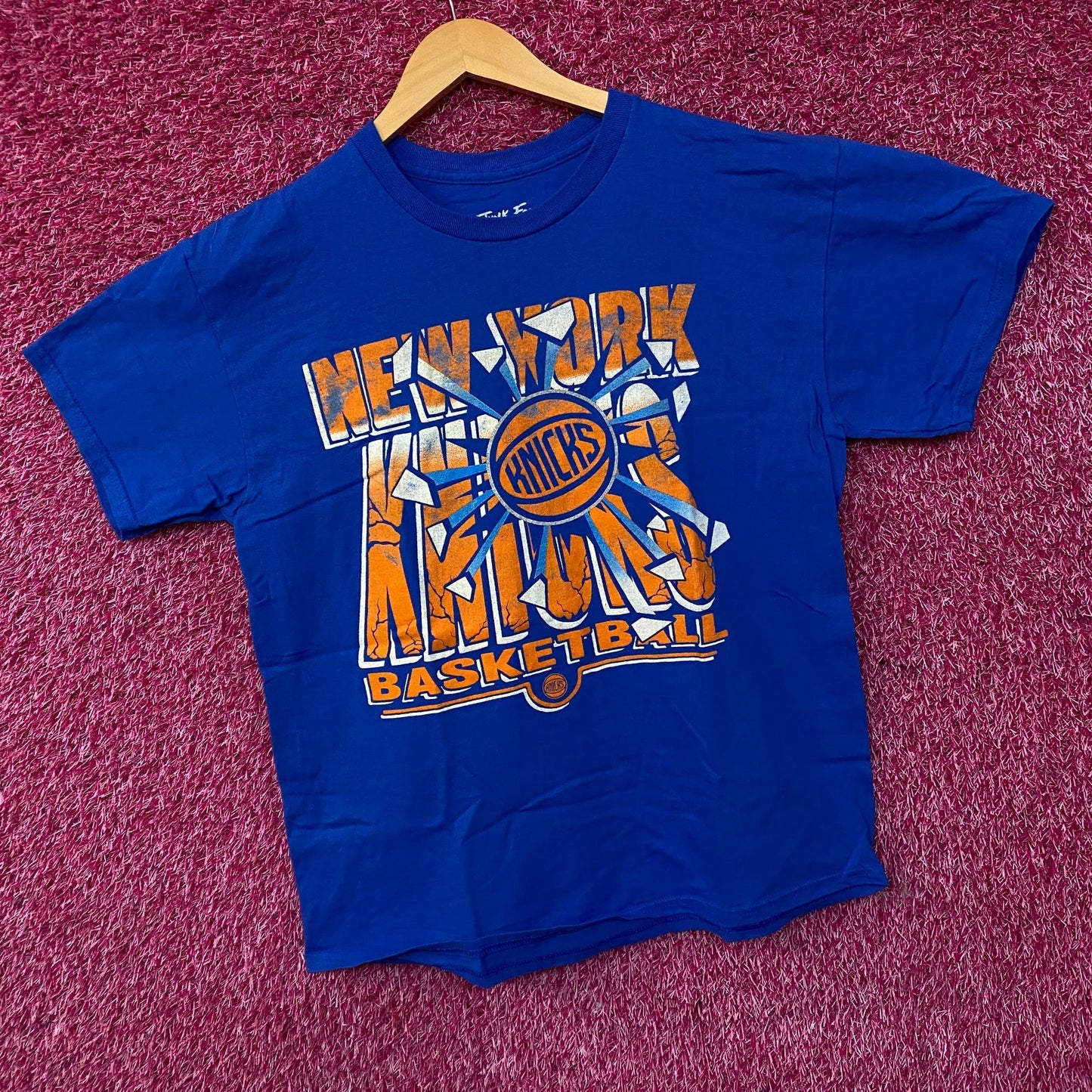 Junk Food Clothing NBA New York Knicks Break Through Graphic Tee Medium