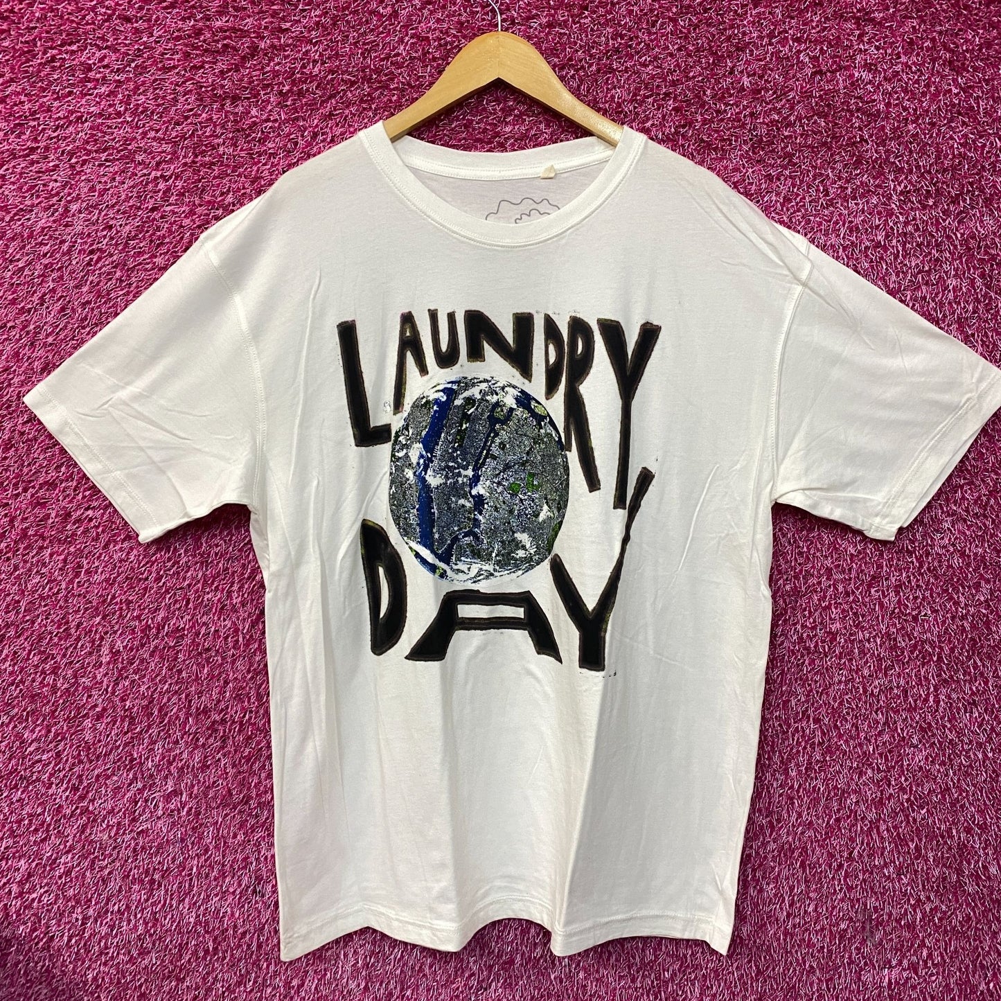 Extra Vitamins LAUNDRY DAY Globe Graphic T-Shirt XL
