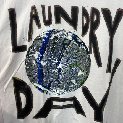 Extra Vitamins LAUNDRY DAY Globe Graphic T-Shirt XL