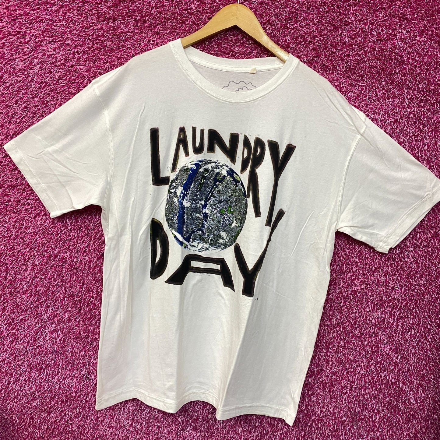 Extra Vitamins LAUNDRY DAY Globe Graphic T-Shirt XL