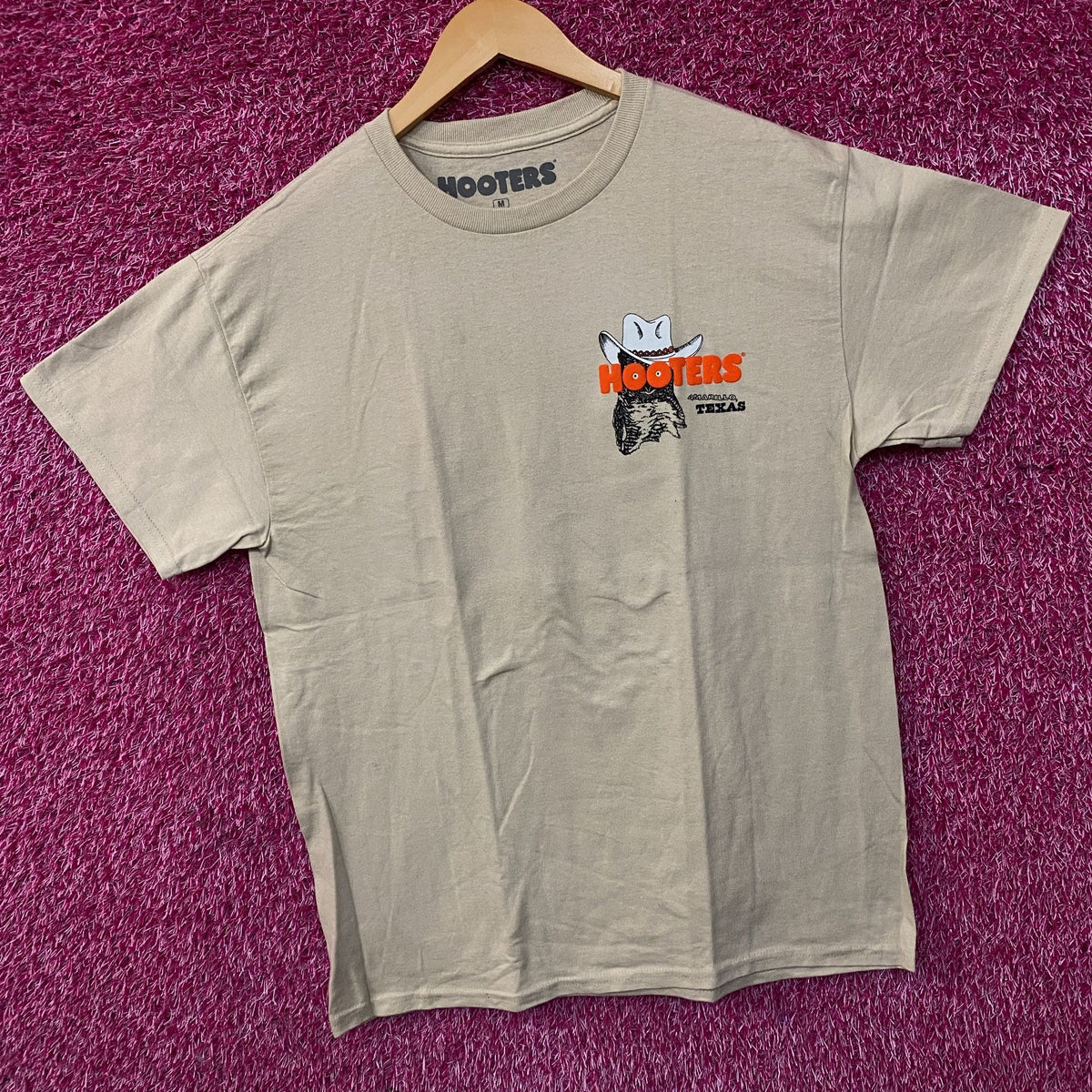 Hooters Amarillo, Texas Route 66 Location Graphic T-Shirt Medium
