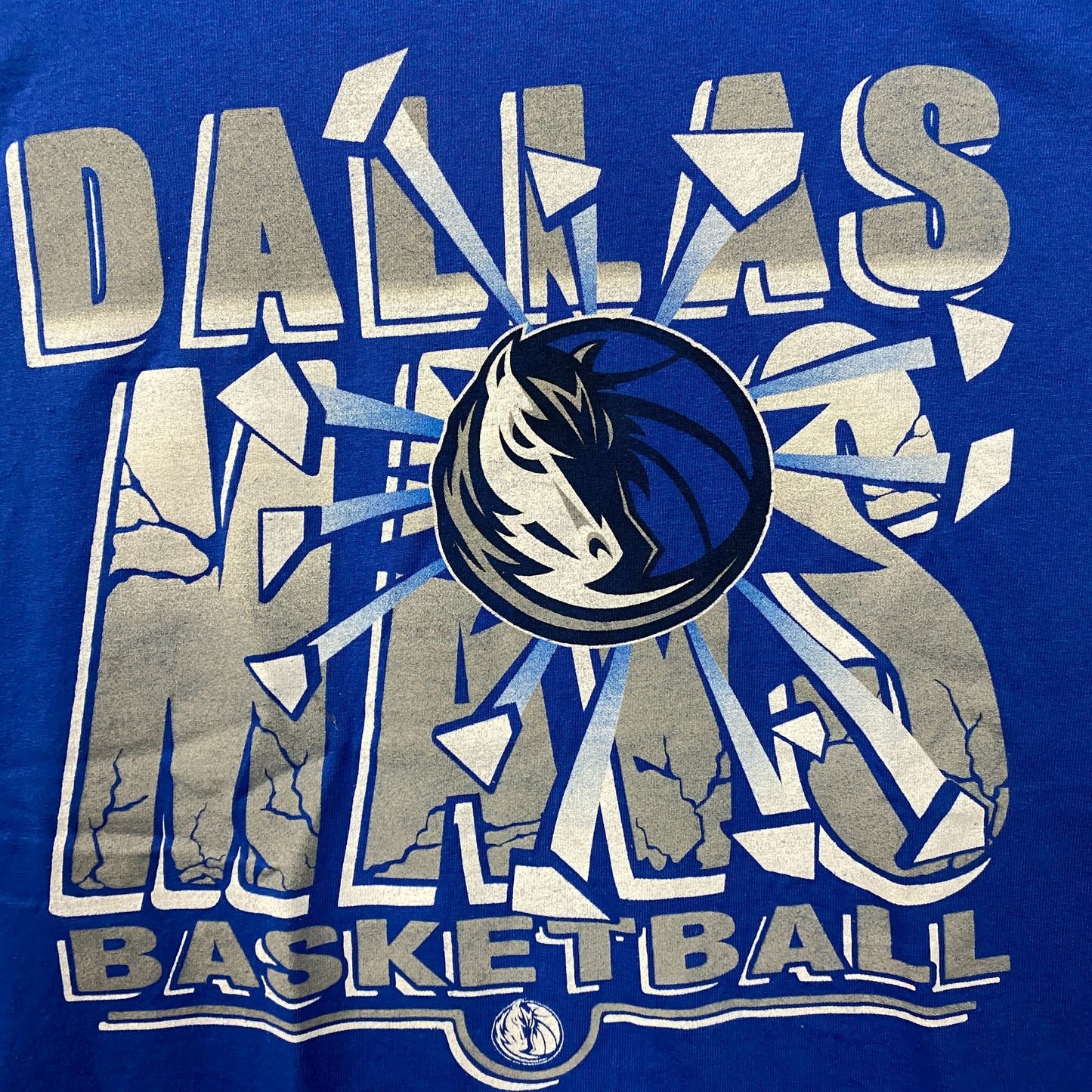 Junk Food Dallas Mavericks Break Through Basketball T-Shirt XL