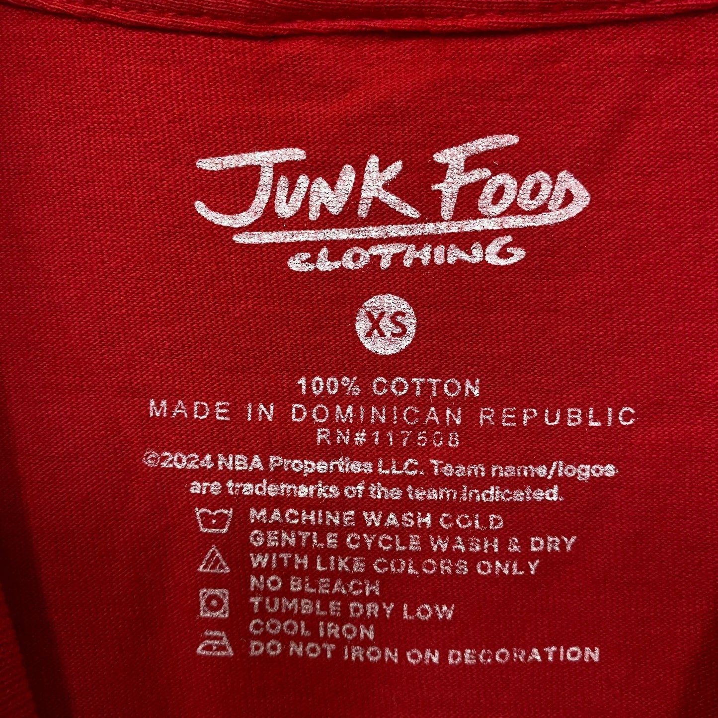 Junk Food Clothing NBA Chicago Bulls Crest Vintage Style Tee XS