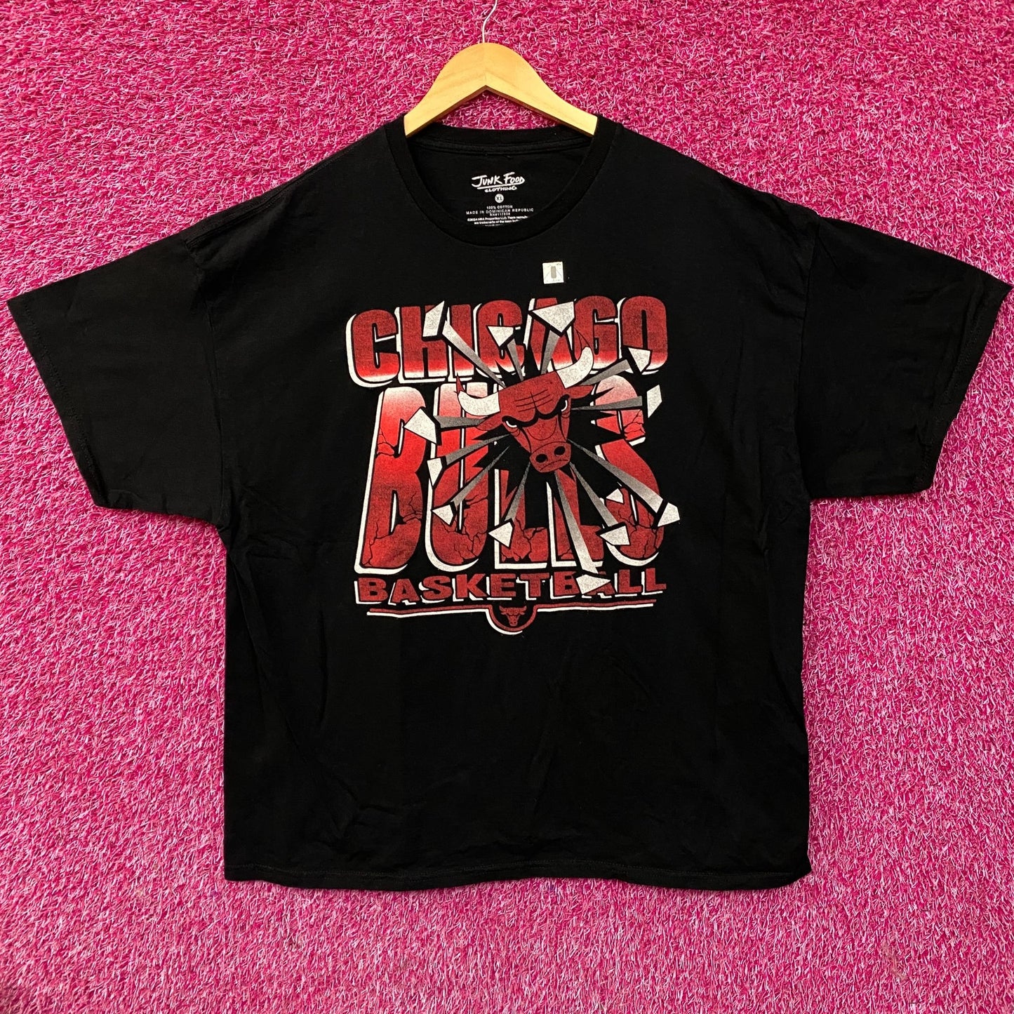 Junk Food Clothing Chicago Bulls Break Through Graphic T-Shirt XL