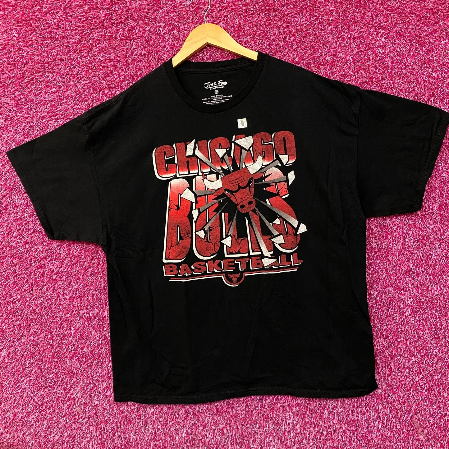 Junk Food Clothing Chicago Bulls Break Through Graphic T-Shirt XL