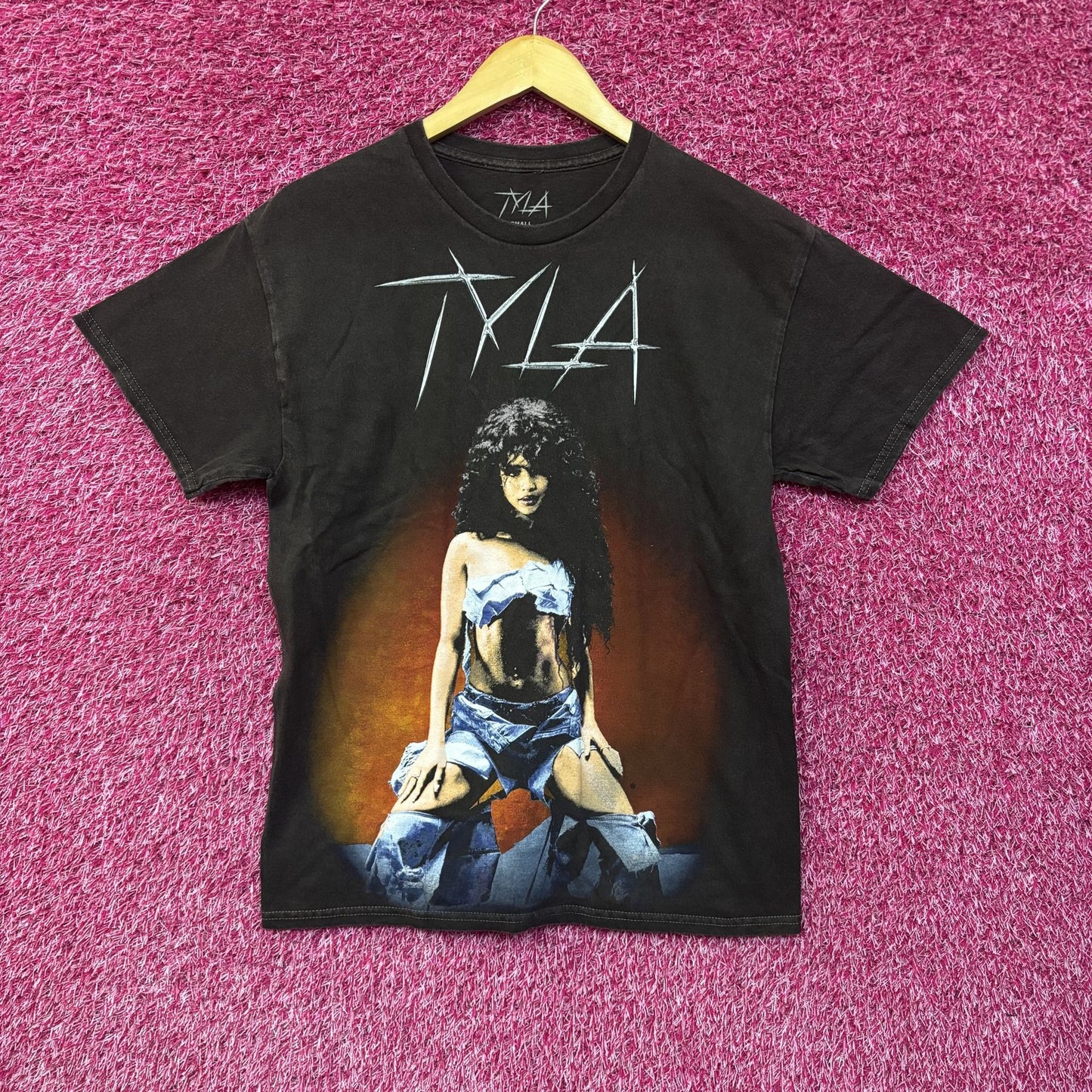 Tyla Graphic Washed T-Shirt Small