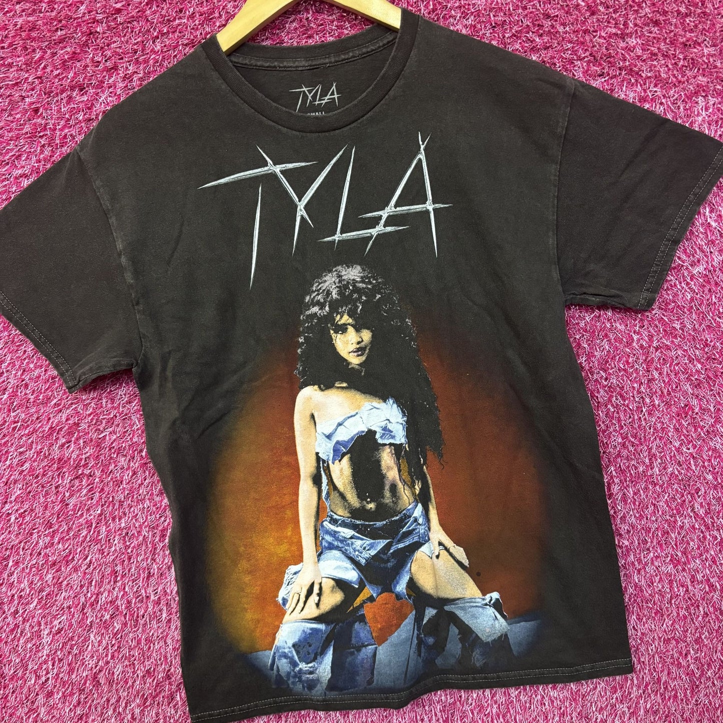 Tyla Graphic Washed T-Shirt Small