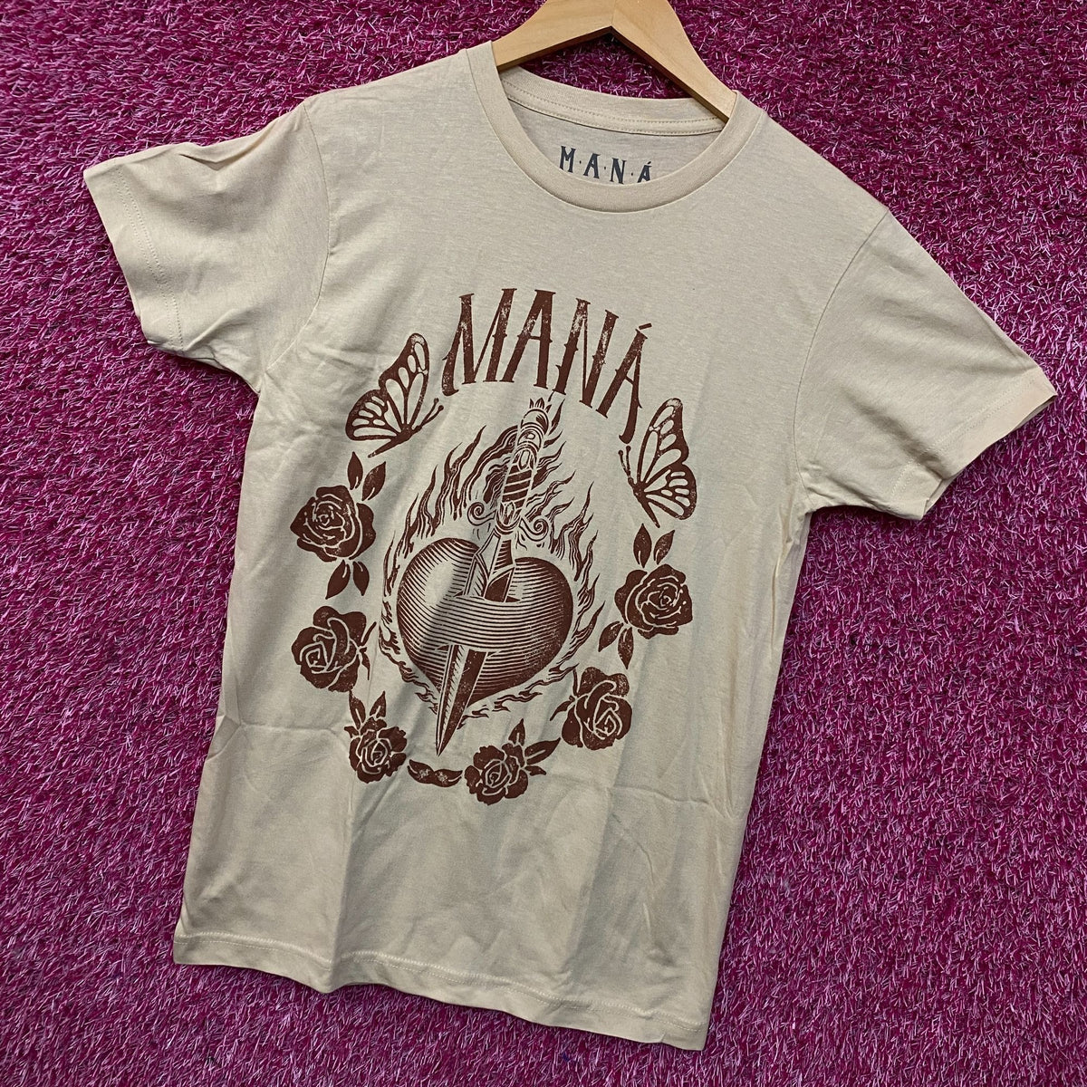 MANÁ Tour Heart GraphicT-Shirt Small