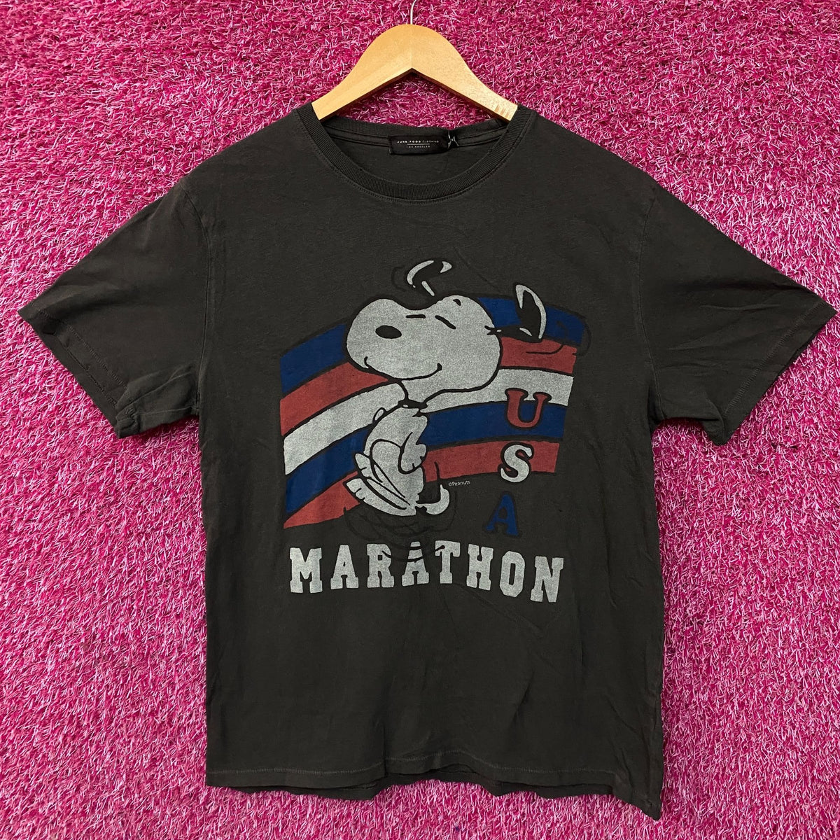 Junk Food Peanuts Snoopy USA Marathon Graphic Women's T-Shirt Medium