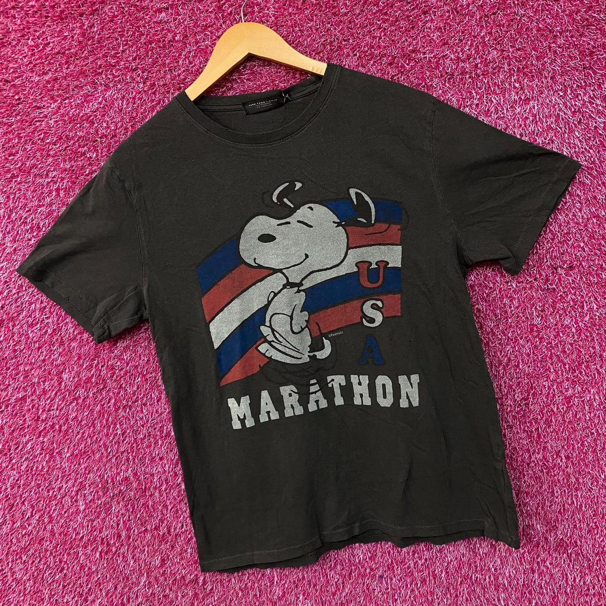 Junk Food Peanuts Snoopy USA Marathon Graphic Women's T-Shirt Medium